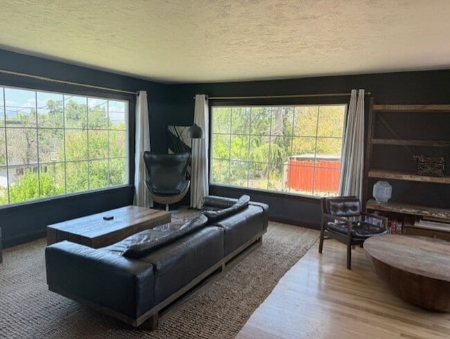 Building Photo - Furnished 3 Bedroom Downtown Home On Corne...