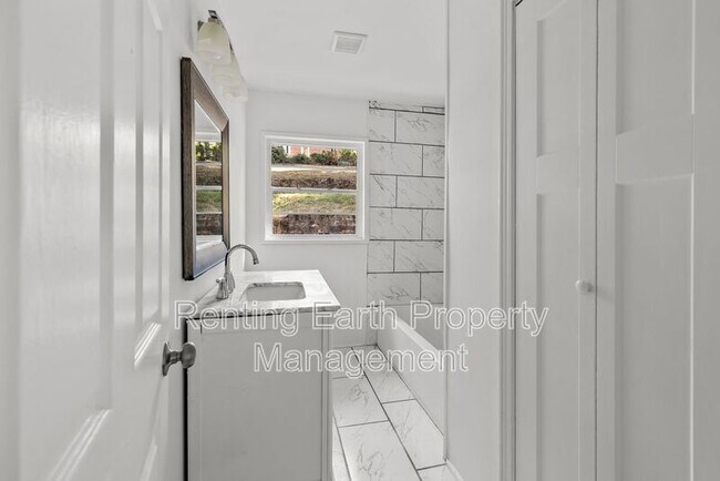 Building Photo - 2609 20th St SW