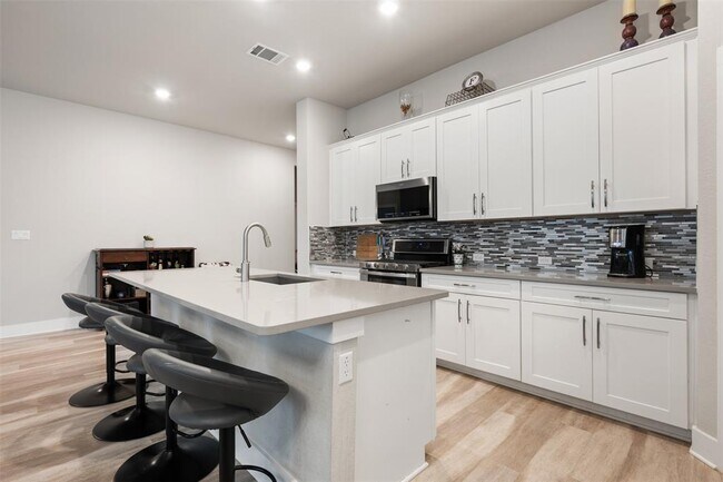 Building Photo - 2212 Prairie Oaks Dr