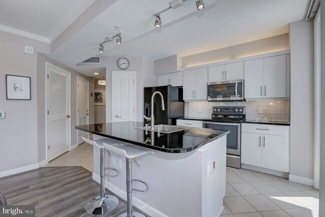 Building Photo - 616 E Street NW Unit 718