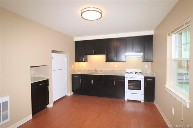Building Photo - 128 Custer St