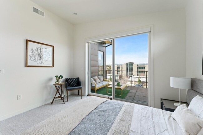 Building Photo - 4Bed 3.5 Bath - Views - Studio