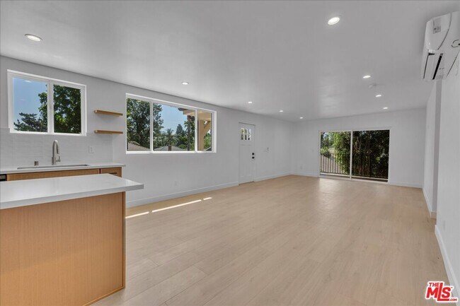 Building Photo - 6913 1/2 Encino Ave