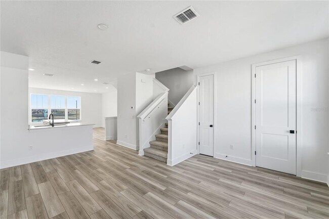 Building Photo - 15058 Grv Lk Dr