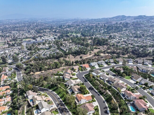 Building Photo - 5BR; 3BA Pool Home with Stunning Views in ...