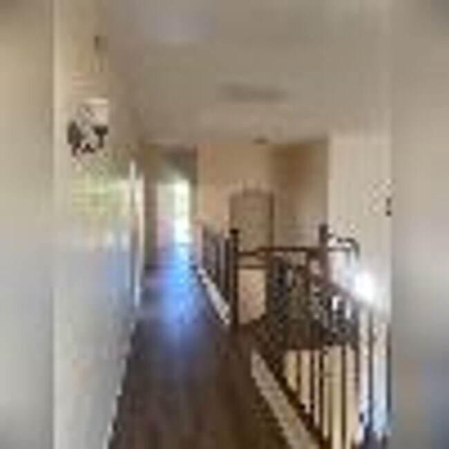 Building Photo - 4 Bedroom, 2 1/2 Bath Available Now!