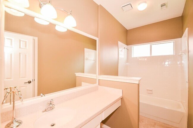 Building Photo - 46 Grants Lake Cir