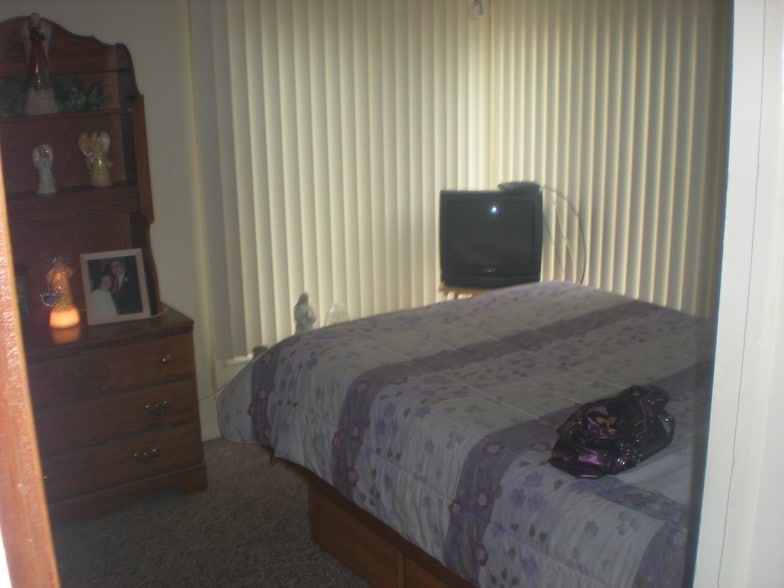 BED RM - 7146 Harding St