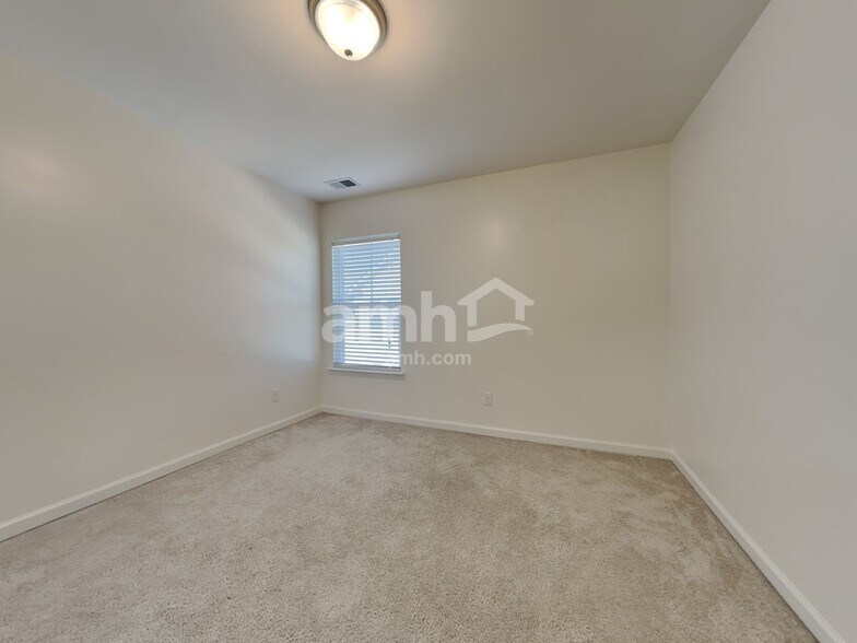 Building Photo - 11 Invierno Lake Dr