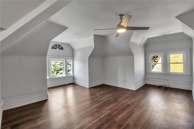 Building Photo - 522 W Ferry St