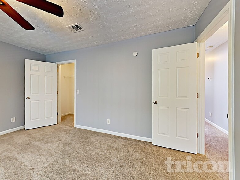 Building Photo - 1202 W Oaks Way