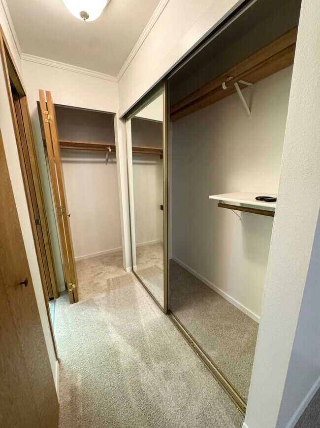 Building Photo - Spacious condo with 2 parking spaces included