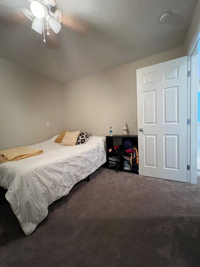 Building Photo - ABSOLUTELY AMAZING! Large 4 bedroom 2 stor...