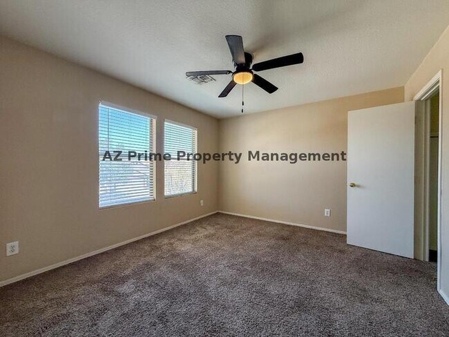 Building Photo - 583 W Racine Loop