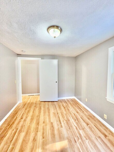 Building Photo - 204 S Pierce Rd