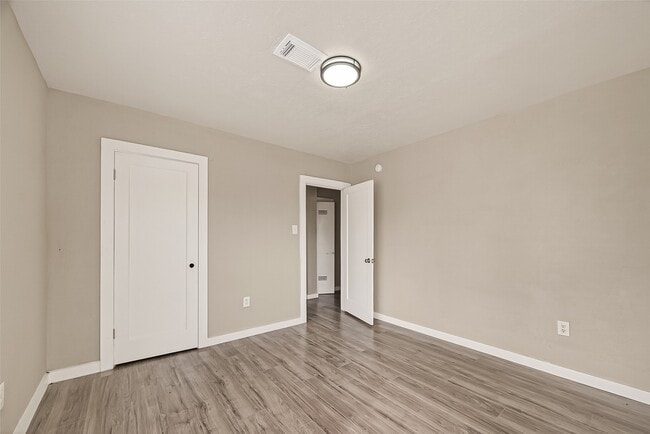 Building Photo - 1221 Parkway Dr