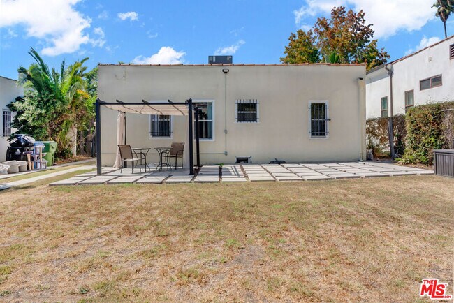 Building Photo - 736 N Poinsettia Pl