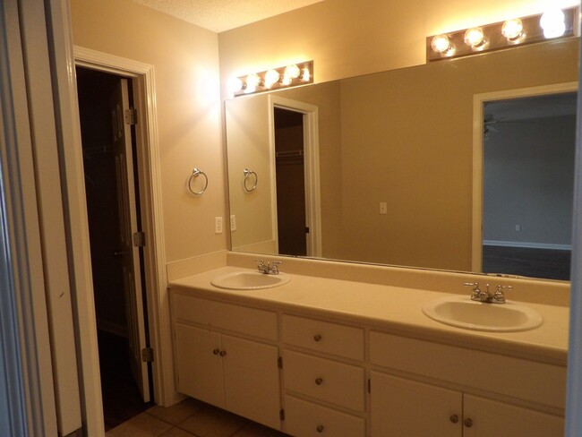 Building Photo - Creekside Townhomes, Creeke Lane, Enterpri...