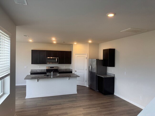 Building Photo - Great 3BR Home