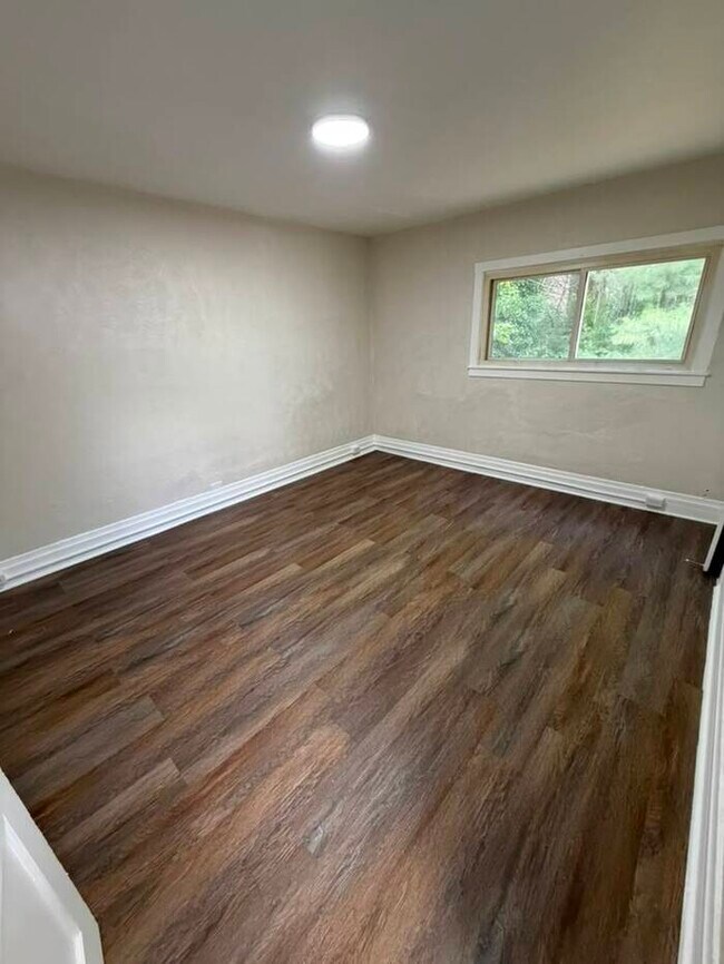Building Photo - Comfortable Family Home with Modern Updates