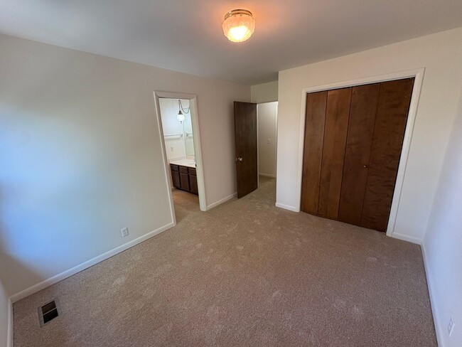 Building Photo - 6808 River Ridge Dr