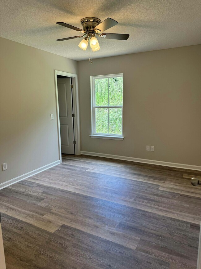 Building Photo - 241 Crown Cir