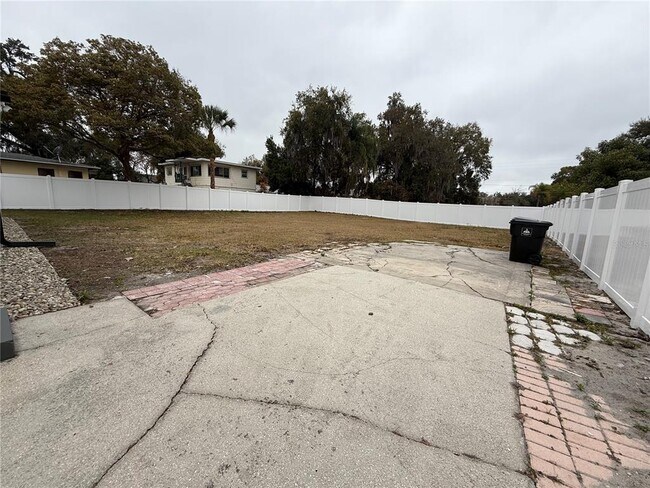 Building Photo - 901 Concord St