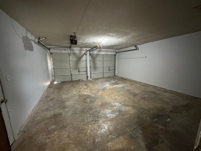 Building Photo - Nice 3bed, 1 1/2 bath. 2 car garage