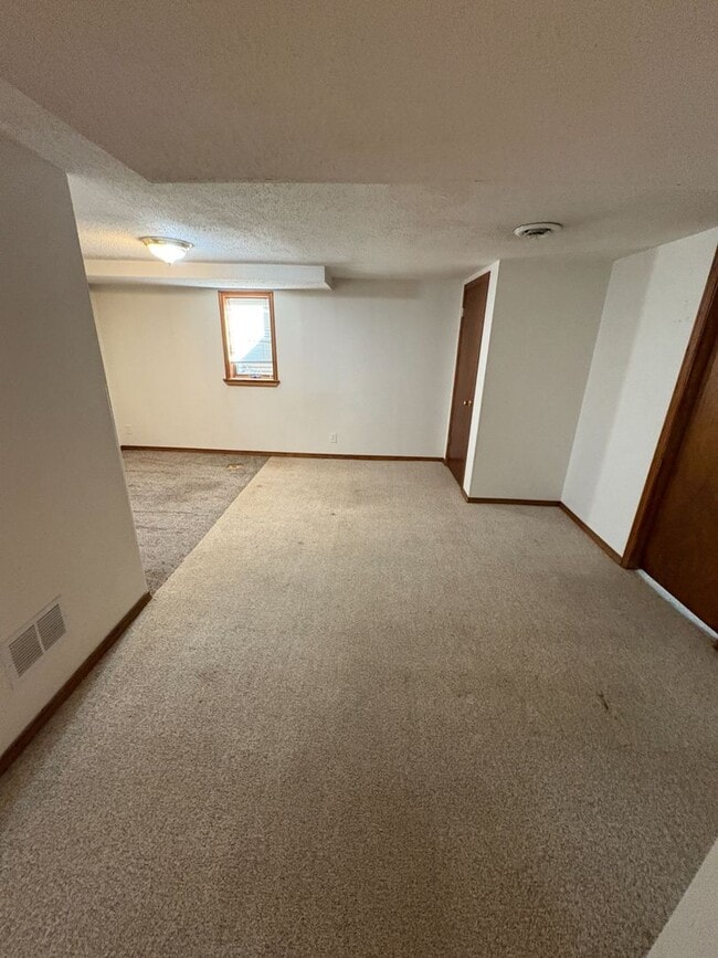 Building Photo - FOR RENT Spacious 4 Bed / 1 Bath Home on C...