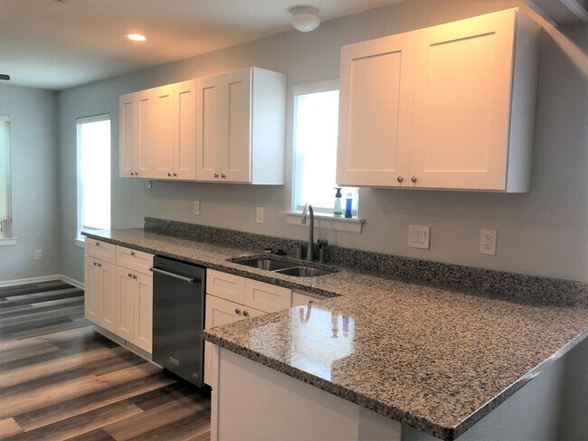 Building Photo - 814 N Riverside Dr