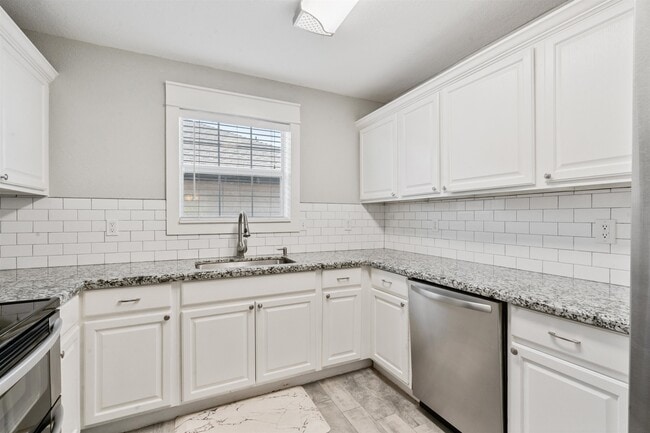 Building Photo - 1011 Tesoro Hills