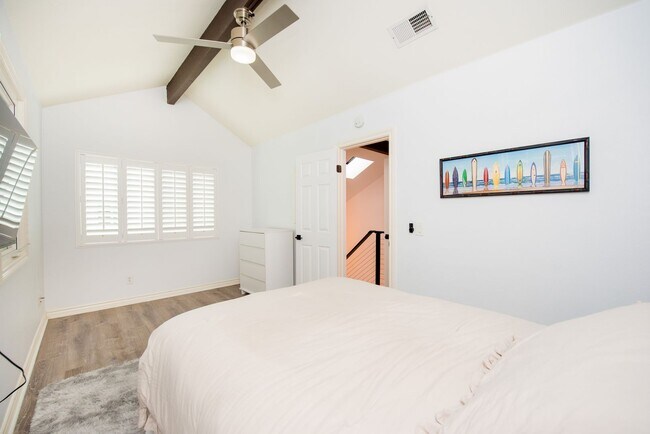 Building Photo - Costa Mesa Newport Heights Stunner!