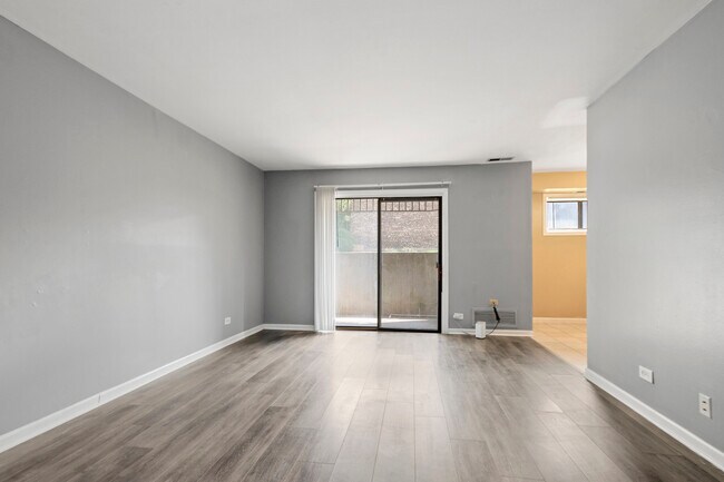 Building Photo - 2214 Country Club Dr