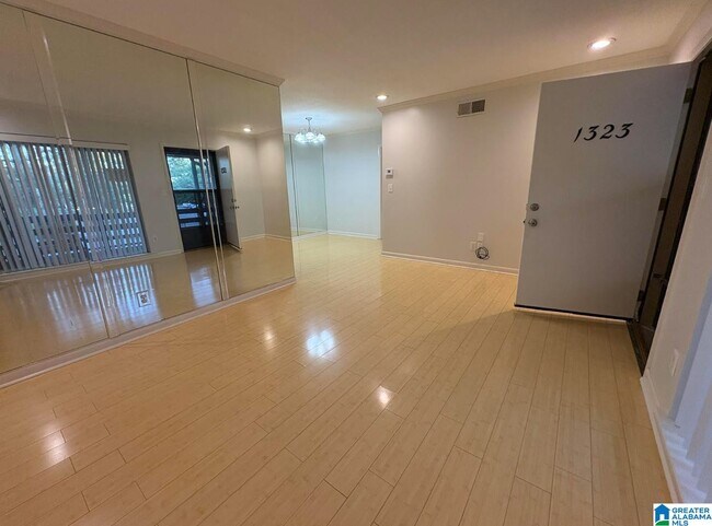 Building Photo - 3101 Lorna Rd