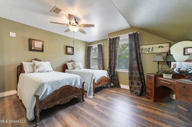 Building Photo - Spacious 5 bed, 4 bath home sits right ins...