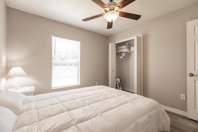 Building Photo - "Charming 3-Bedroom Home with 2 Full Baths and Spacious 2537 Sq Ft in North Port, FL!"