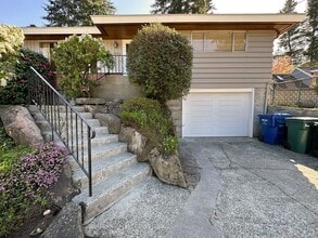 Building Photo - 2Bd/1.75Ba Seattle House