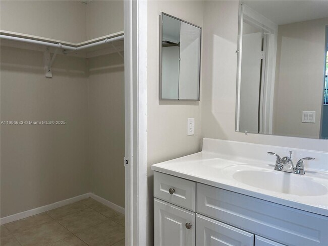 Building Photo - 10815 SW 112th Ave