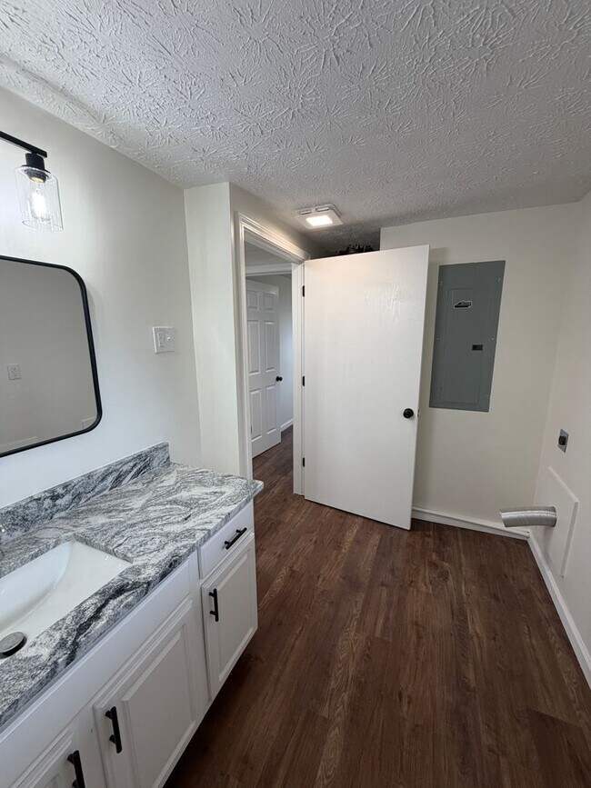 Building Photo - Charming 3/2 in Columbus