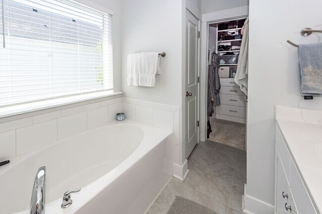 Building Photo - 3 Bedroom 3 Bath Single Family Home in Sab...