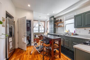 Building Photo - 2833 N Spaulding Ave