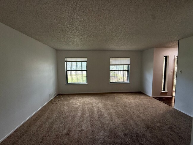 Building Photo - 3 Bedroom/2.5 Bath Silver Creek Subdivision