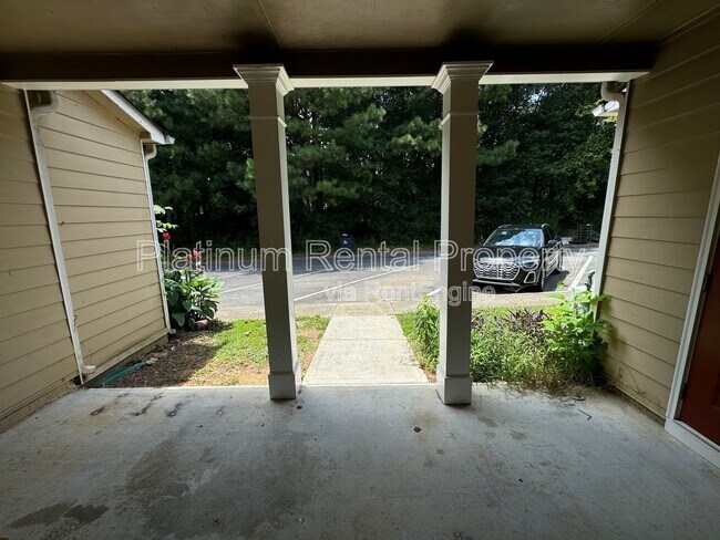 Building Photo - 4885 Robinson Square Dr