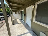 Building Photo - 2 Bedroom Ground Level Unit - Oregon City