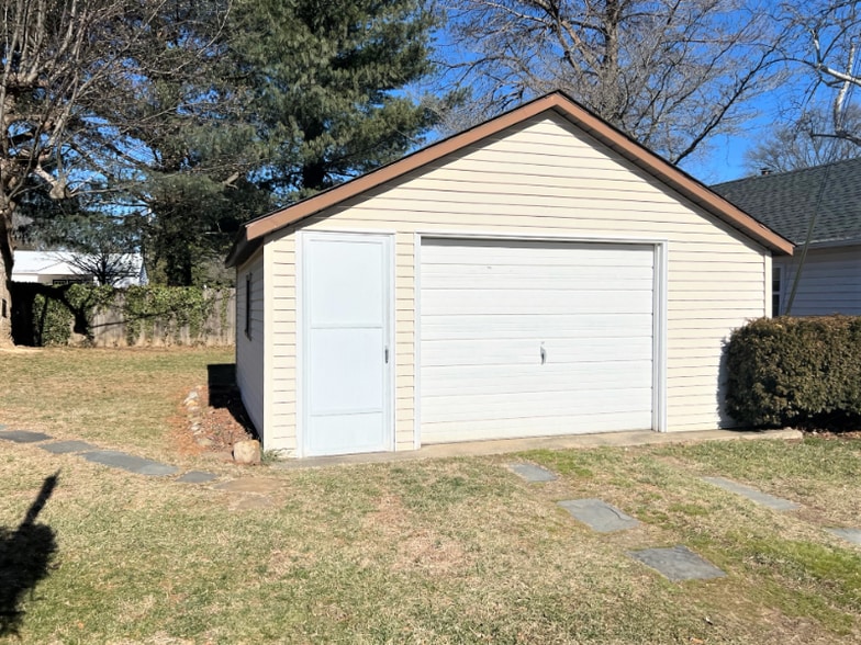 Building Photo - 201 American Ave