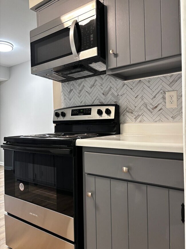Building Photo - Beautiful 2 bed 1.5 bath Duplex with spacious backyard!