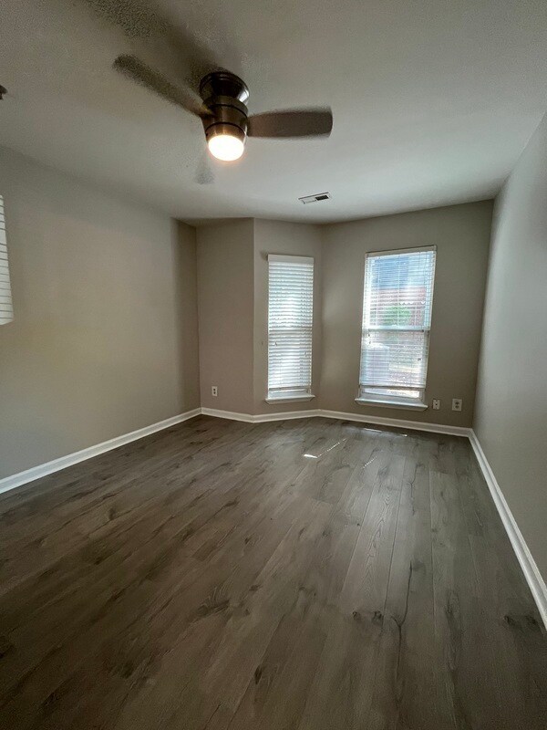 Building Photo - 517 N Graham St