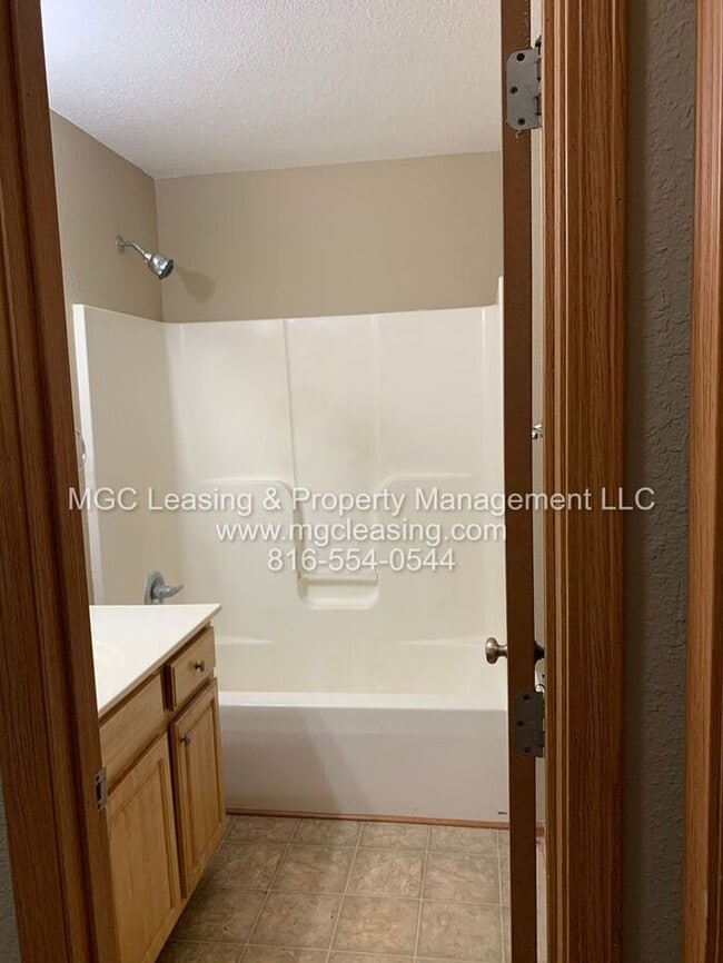 Building Photo - Charming Duplex in Pleasant Hill, MO – Your Perfect Home is Waiting for you to Tour Today!