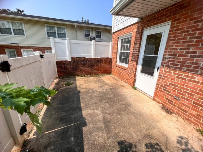 Building Photo - Adorable 2 bedroom, 2 1/2 bathroom townhom...