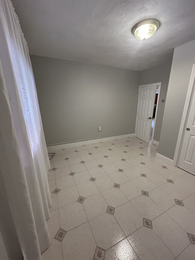 Building Photo - 58 Maple St